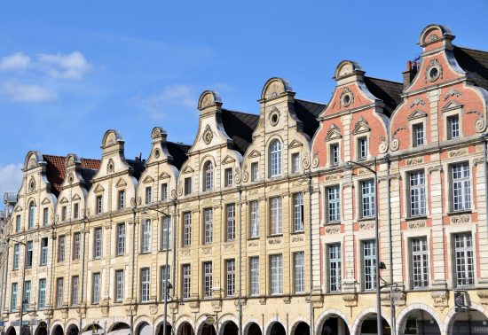 Image présentant une façade de bâtiment situé sur la place des Héros à Arras.